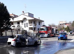 Auto in fiamme viale Lombardia Castellanza 