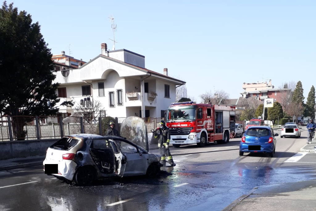 Auto in fiamme viale Lombardia Castellanza 