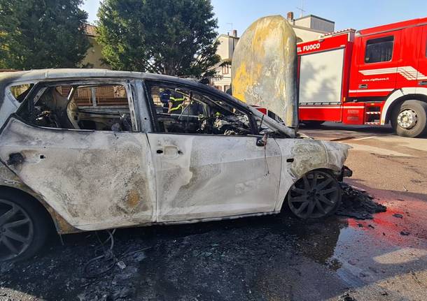 Auto in fiamme tra Legnano e Castellanza, Vigili del Fuoco in azione