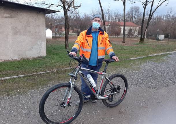 Bici rubata e gettata nel Parco delle Groane, il proprietario la riconosce grazie alle foto su Facebook