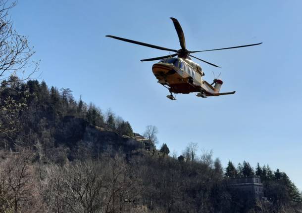 Cade dalla bici al Sacro Monte, interviene l'elisoccorso