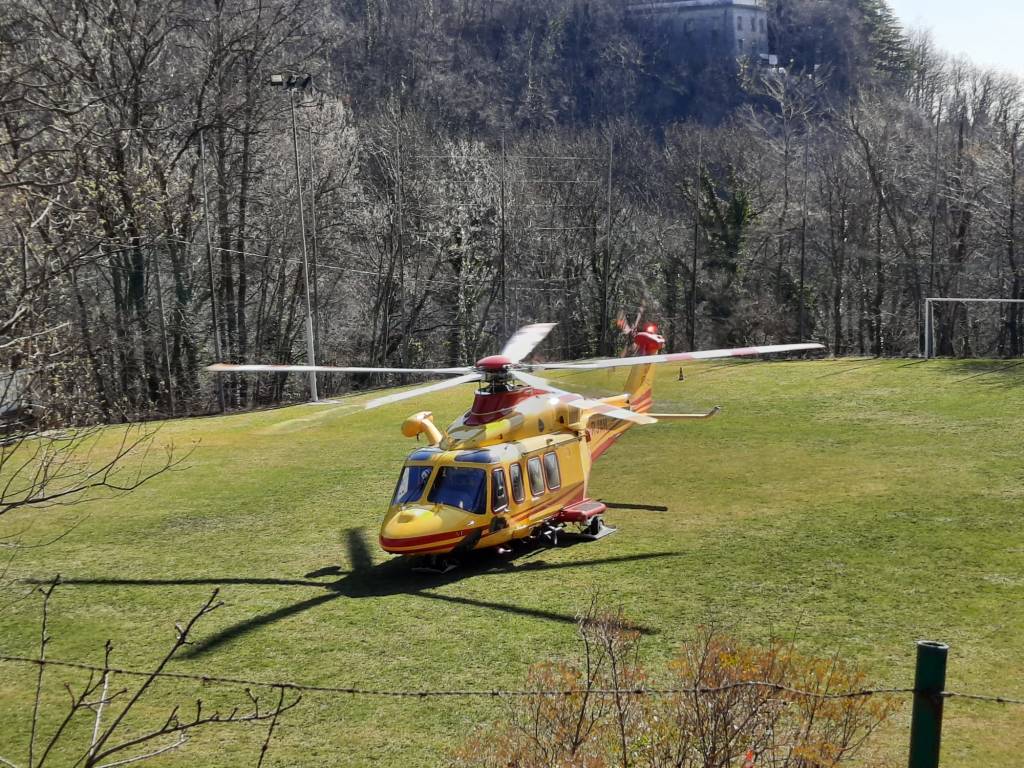 Cade dalla bici al Sacro Monte, interviene l'elisoccorso