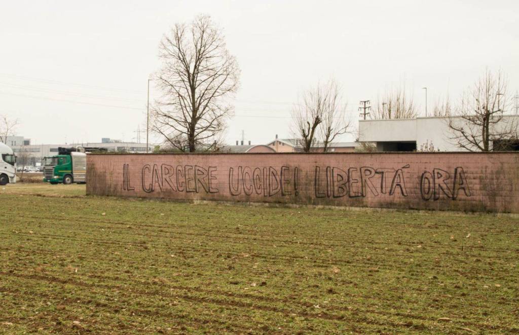 “Carcere = tortura”, anarchici in azione con graffiti, striscioni e volantini