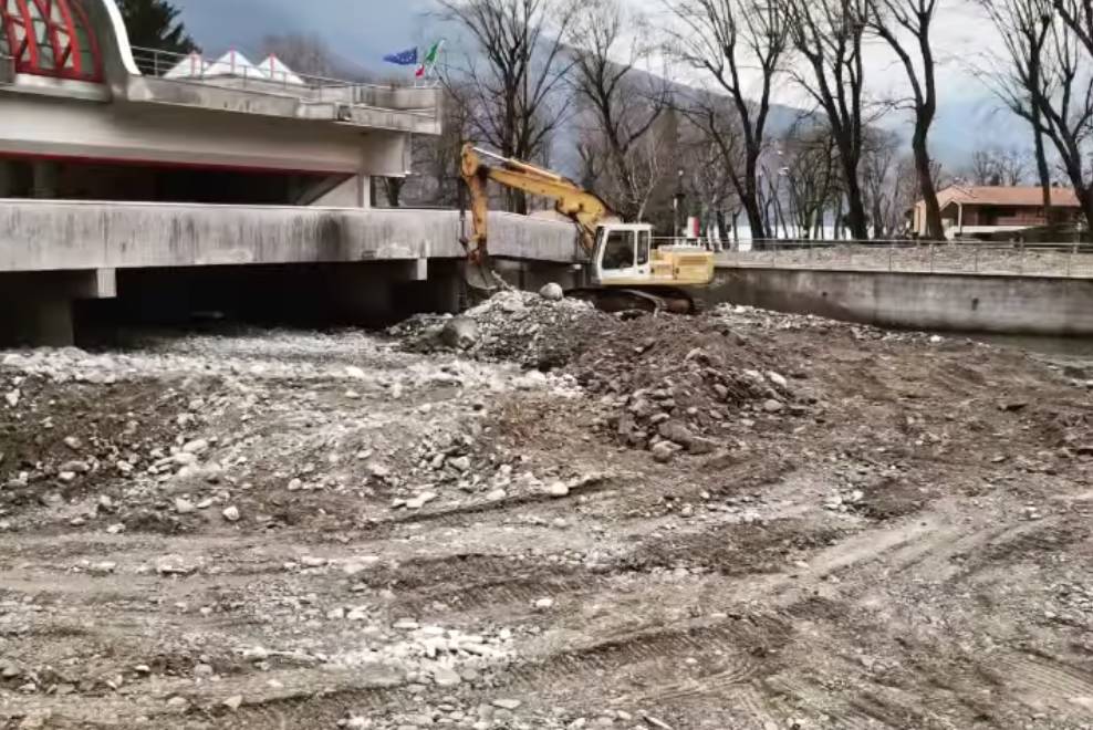 Continuano i lavoro di pulizia del letto del torrente Giona