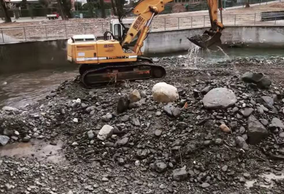 Continuano i lavoro di pulizia del letto del torrente Giona