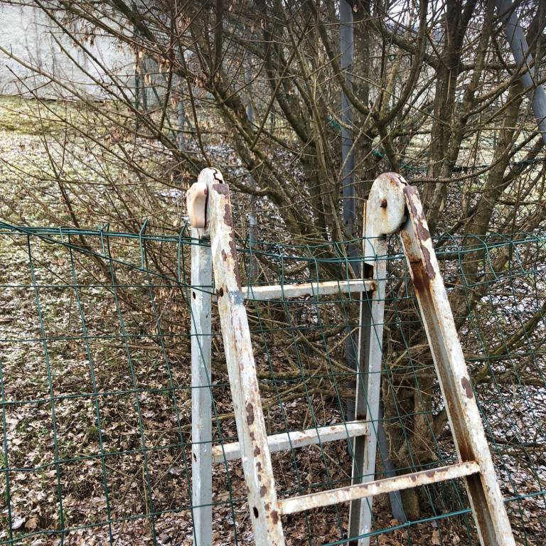 Il campetto di Cremenaga devastato dai vandali