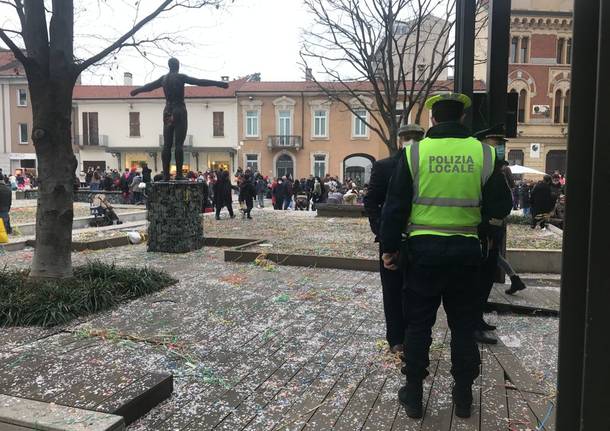 Mascherine e coriandoli in piazza San Magno a Legnano