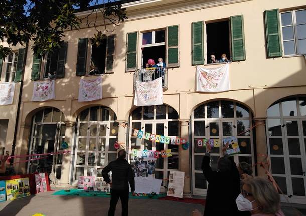 Caronno: striscioni, sorrisi e abbracci virtuali per i 14 anni della Rsa Corte Cova