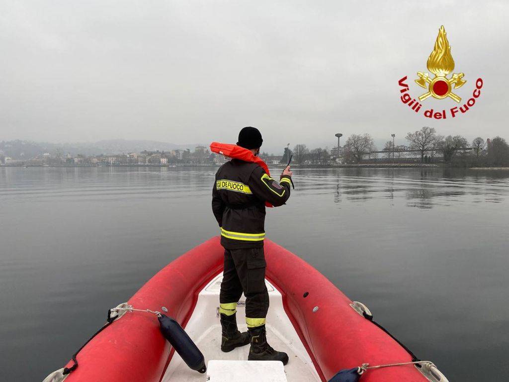 Chiazza di idrocarburi al largo di Germignaga