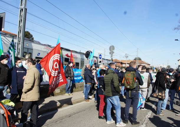 Chiusura Henkel di Lomazzo, i lavoratori: "Toglierci il lavoro significa toglierci la dignità"