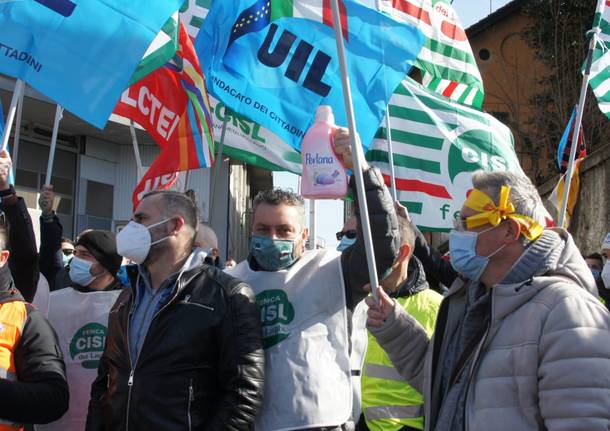 Chiusura Henkel di Lomazzo, i lavoratori: "Toglierci il lavoro significa toglierci la dignità"