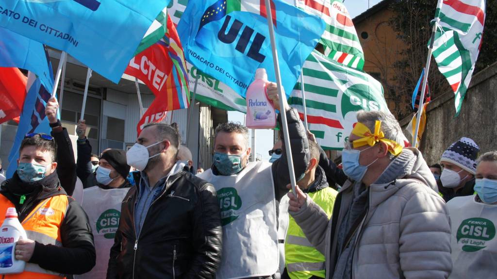 Chiusura Henkel di Lomazzo, i lavoratori: "Toglierci il lavoro significa toglierci la dignità"