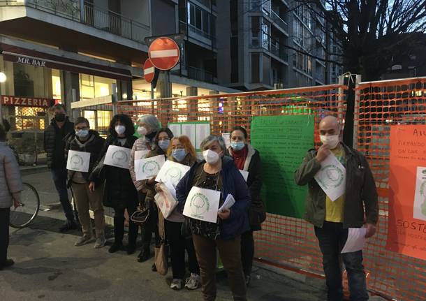 Gallarate piazza Giovanni XXIII manifestazione ambientalisti