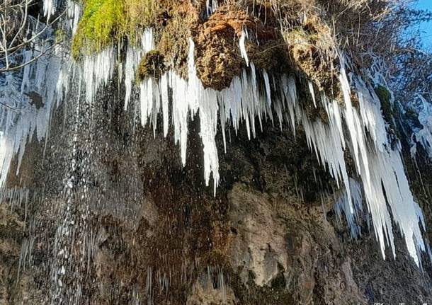 Ghiaccio alle grotte della Valganna 