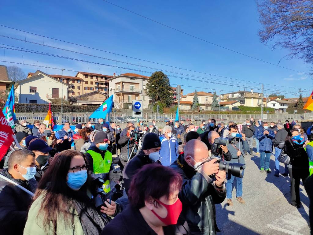 Henkel di Lomazzo, sciopero davanti all'azienda