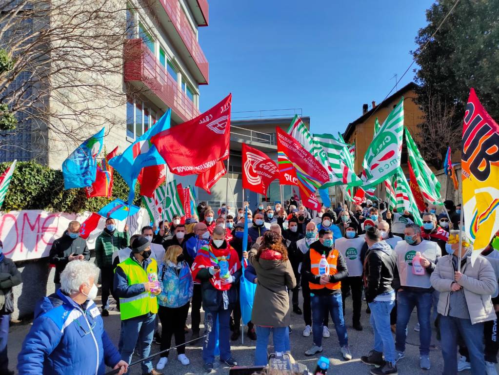 Henkel di Lomazzo, sciopero davanti all'azienda