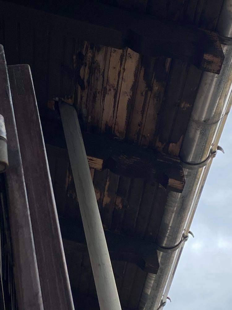 Il palo che buca il tetto di una abitazione a Legnano