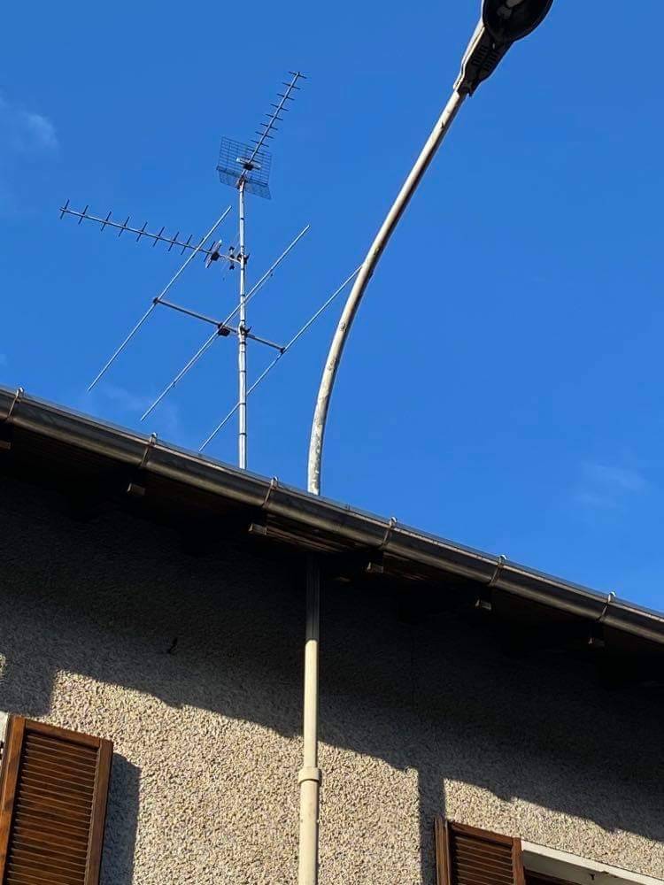 Il palo che buca il tetto di una abitazione a Legnano