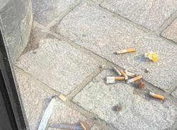 Immondizia nel parcheggio in via Sempione