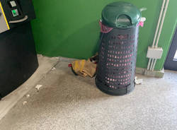 Immondizia nel parcheggio in via Sempione