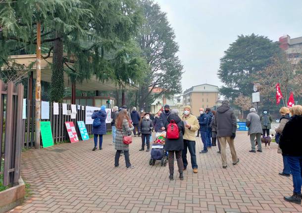 In piazza per difendere l'ospedale di Saronno