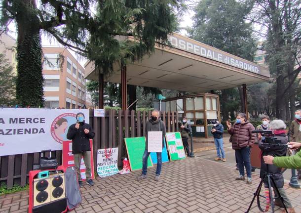 In piazza per difendere l'ospedale di Saronno