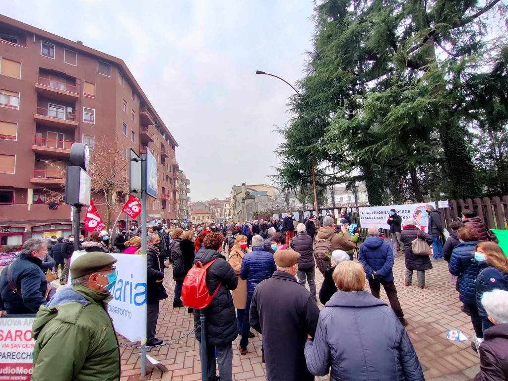 In piazza per difendere l'ospedale di Saronno