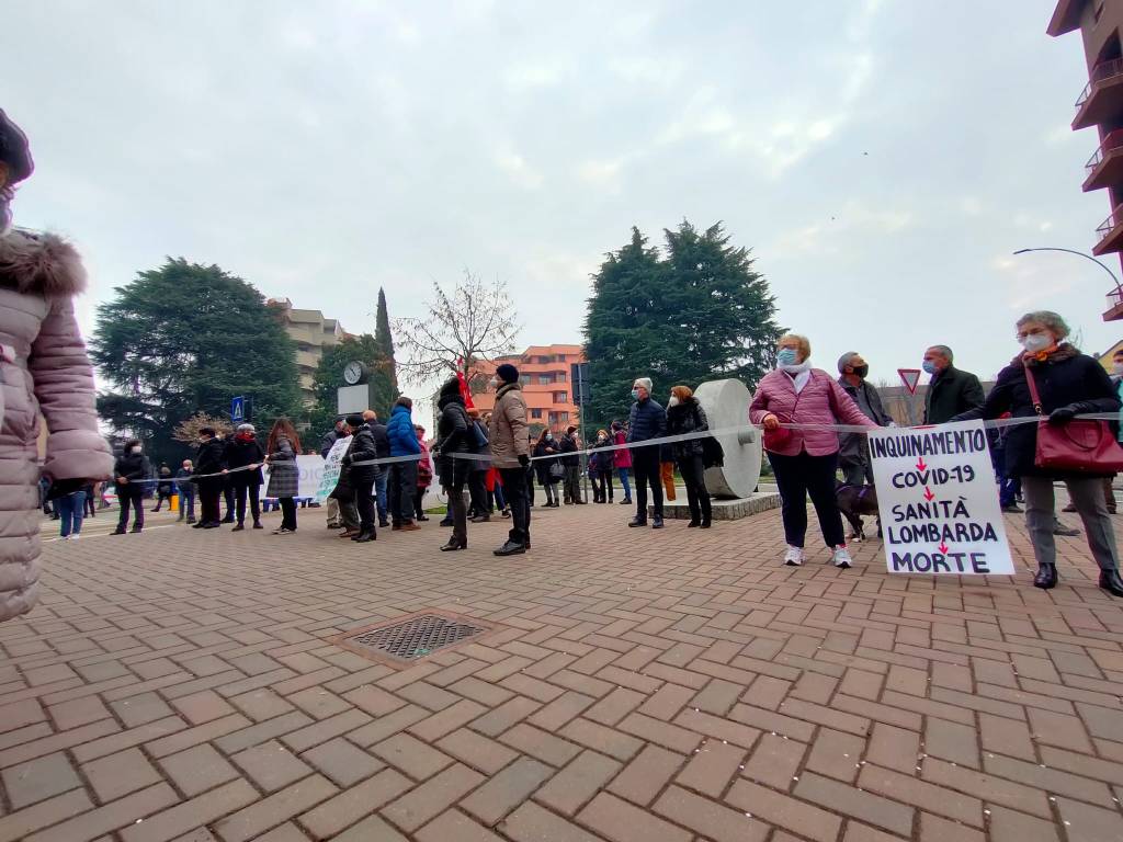 In piazza per difendere l'ospedale di Saronno