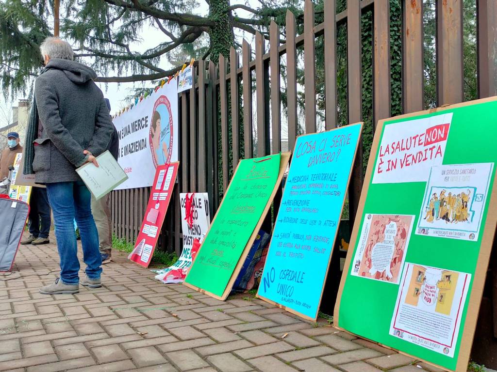 In piazza per difendere l'ospedale di Saronno