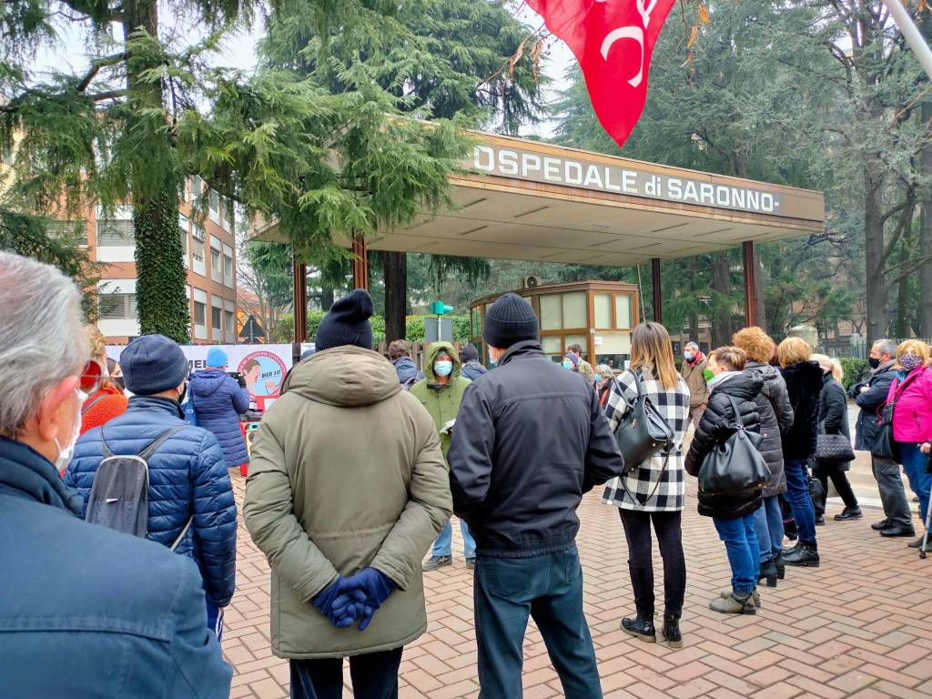 In piazza per difendere l'ospedale di Saronno