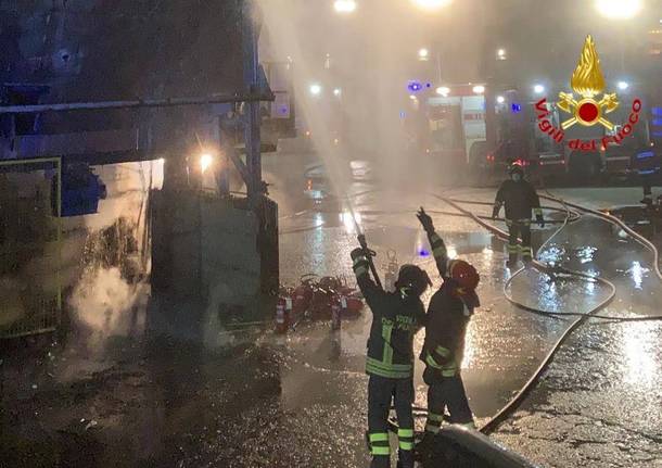 Incendio in una fabbrica di vetro a a Gerenzano 