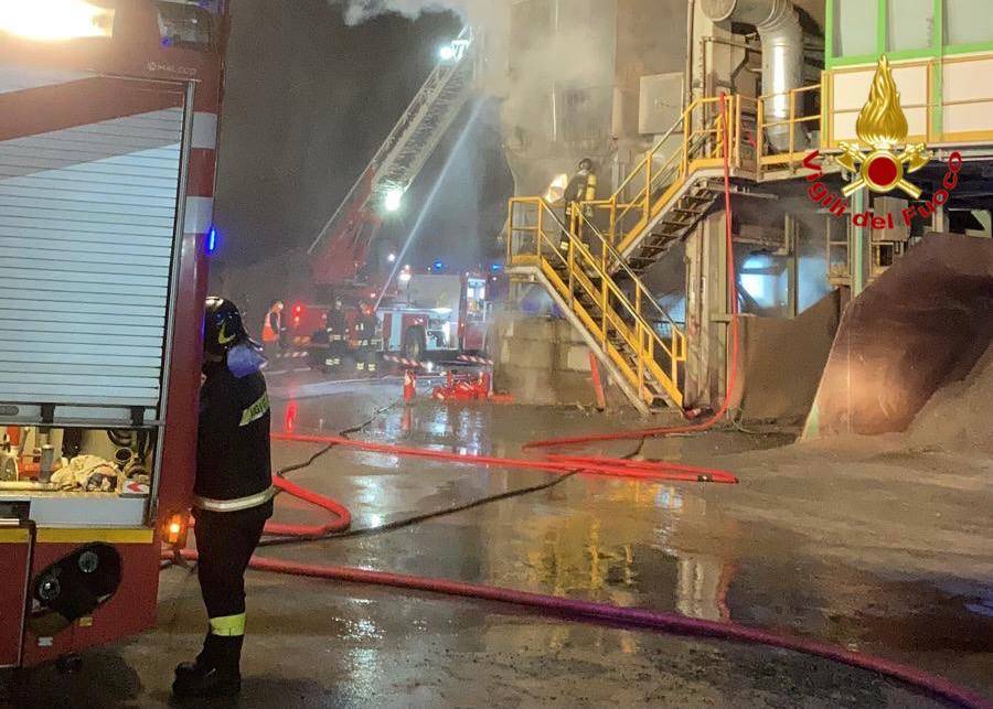 Incendio in una fabbrica di vetro a a Gerenzano 