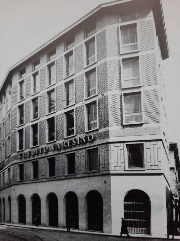 Le trasformazioni del Credito Varesino nelle foto della sua facciata