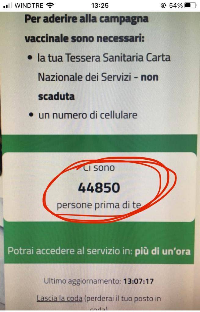 Oltre un'ora di attesa per prenotare il vaccino anticovid riservato agli over 80