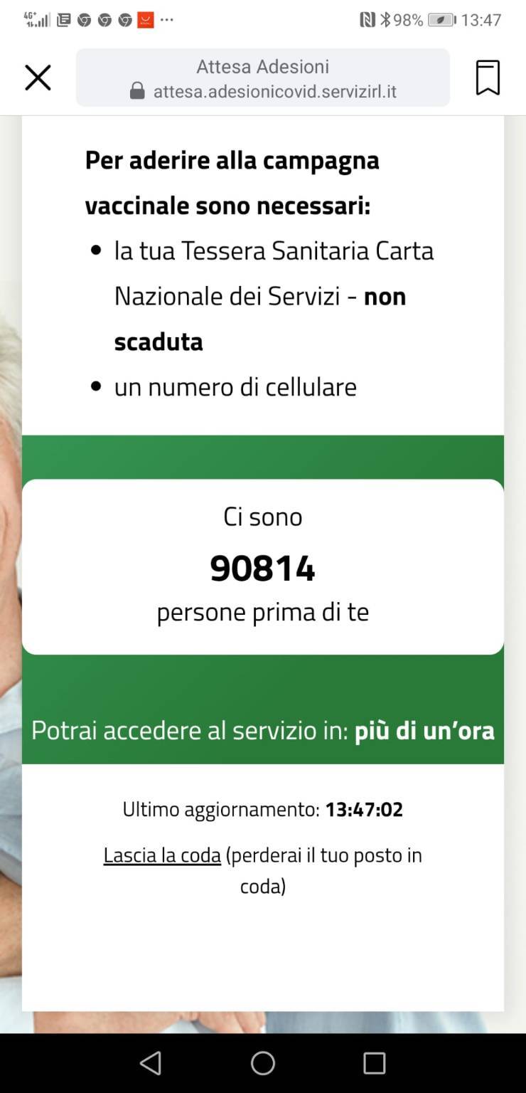 Oltre un'ora di attesa per prenotare il vaccino anticovid riservato agli over 80