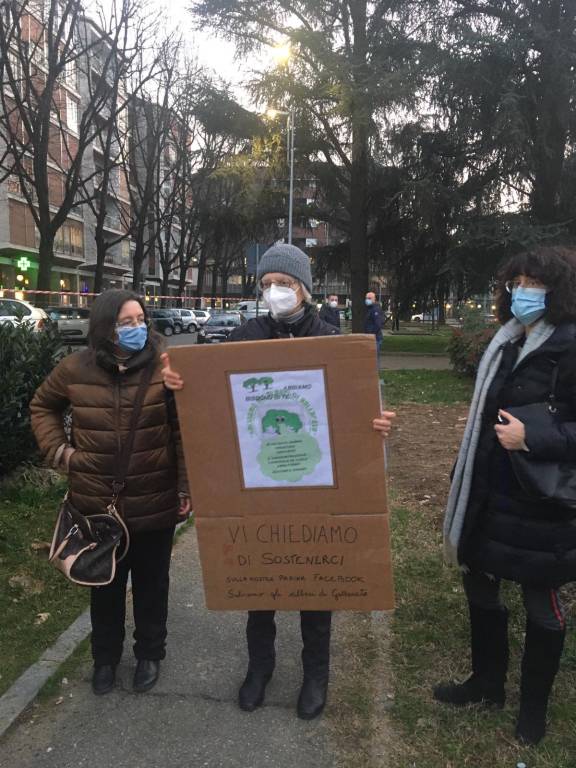 Protesta comitato piazza stazione Gallarate