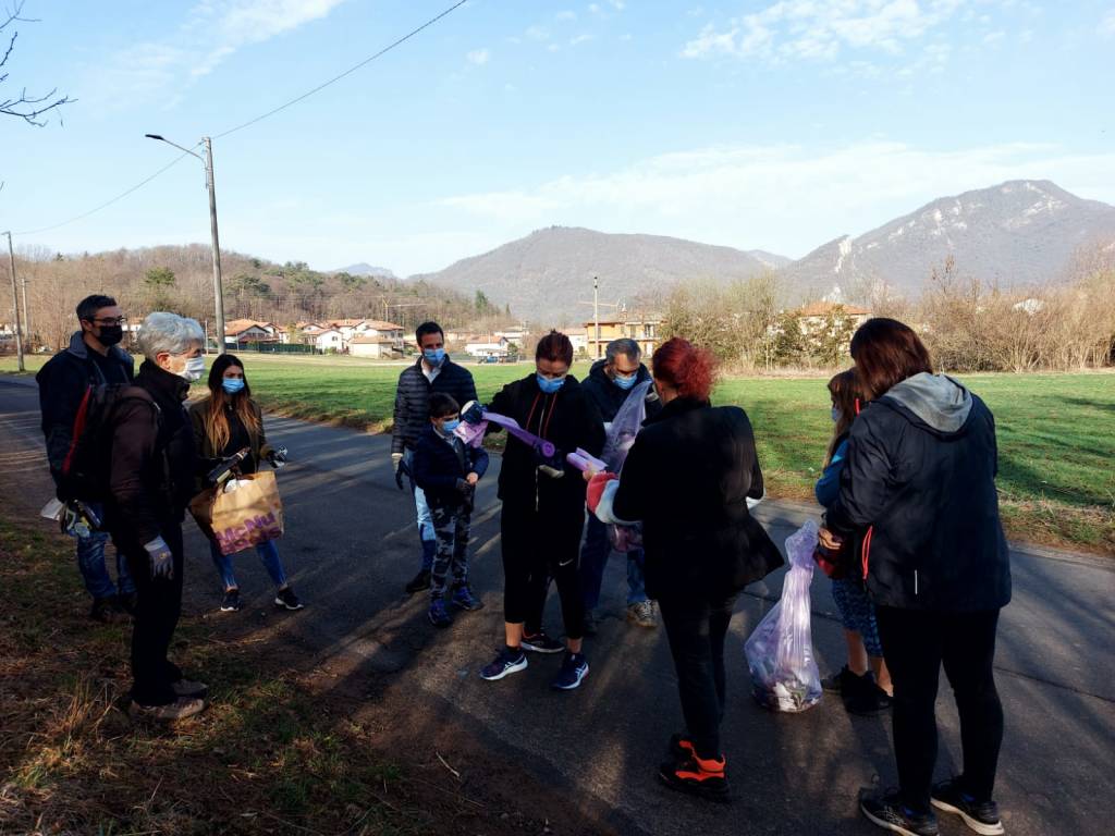 Raccolta di rifiuti ad Arcisate