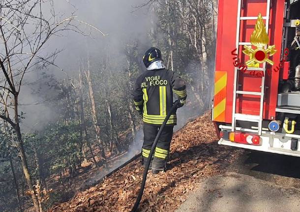 Rally dai laghi, un'auto cade dalla scarpata a Boarezzo