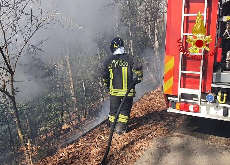 Rally dai laghi, un'auto cade dalla scarpata a Boarezzo