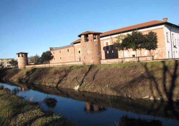 riflessi all'isola del castello di legnano