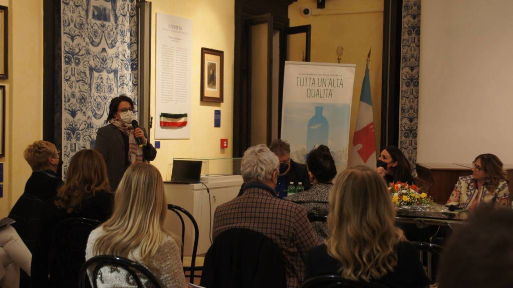 Taglio del nastro per la neo associazione cultura "La Rivincita". L'inaugurazione a Villa Gianetti