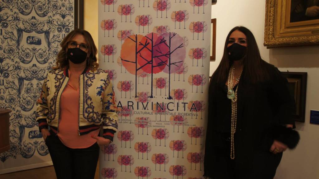 Taglio del nastro per la neo associazione cultura "La Rivincita". L'inaugurazione a Villa Gianetti