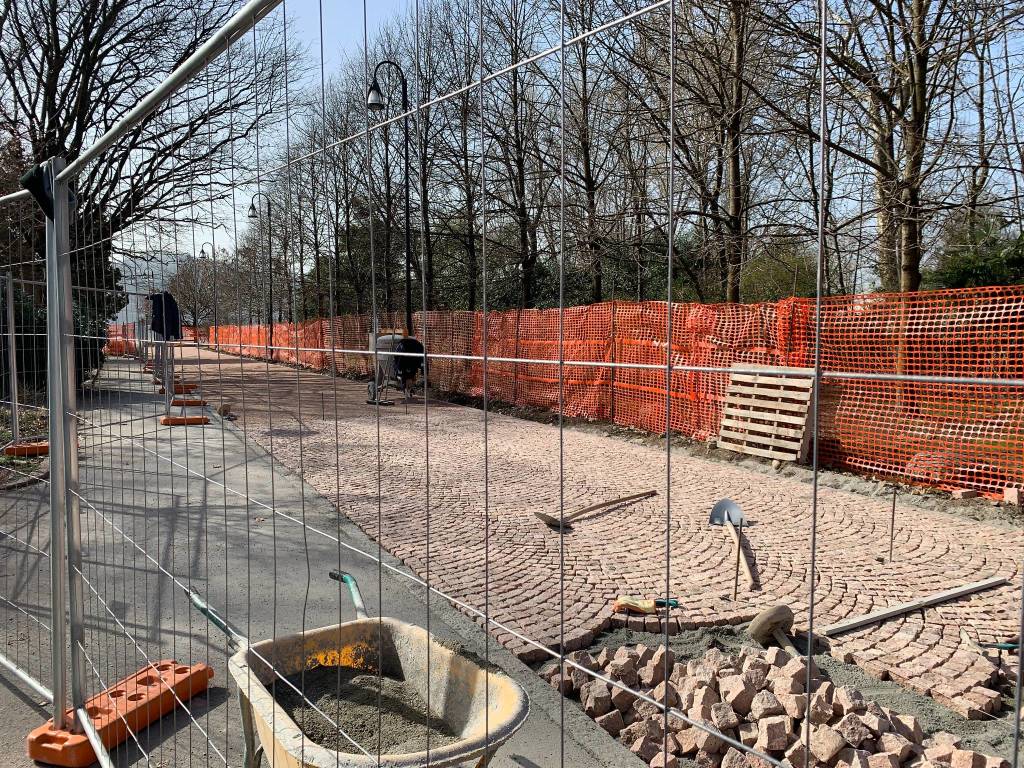 Una strada in porfido per il lungolago della Schiranna