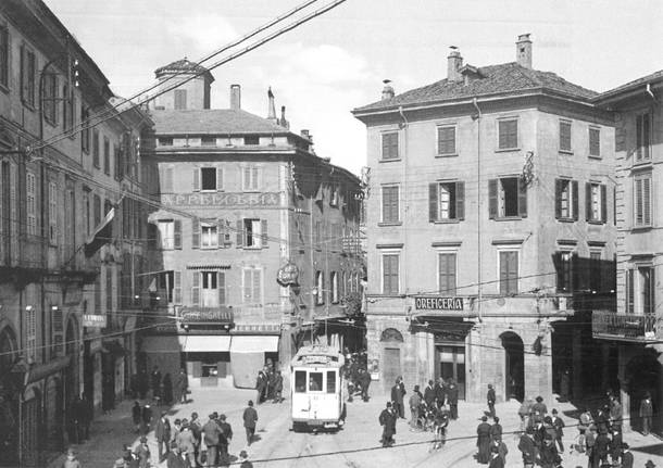 Varese Metamorfosi urbana: nella via Verbano, oggi via Marcobi, passava a malapena il tram bianco