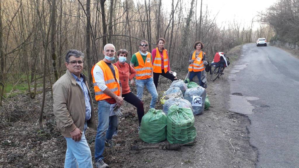 Varese, Via Piana di Luco ripulita dai volontari