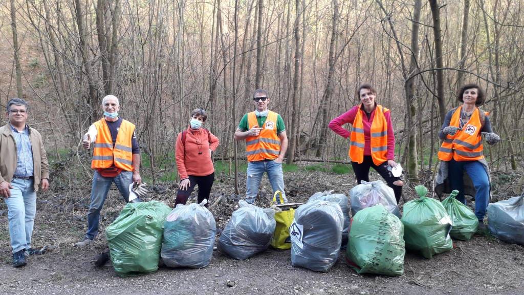 Varese, Via Piana di Luco ripulita dai volontari