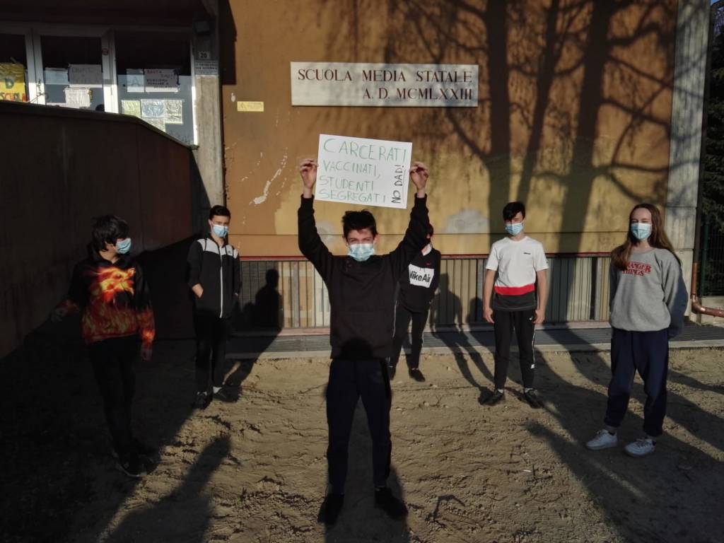 A Travedona Monate la protesta contro la didattica a distanza