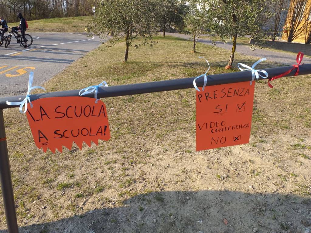 A Travedona Monate la protesta contro la didattica a distanza