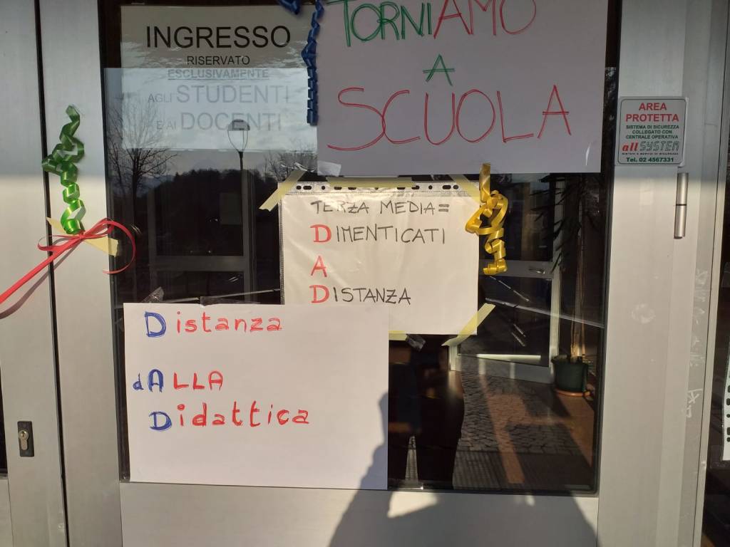 A Travedona Monate la protesta contro la didattica a distanza