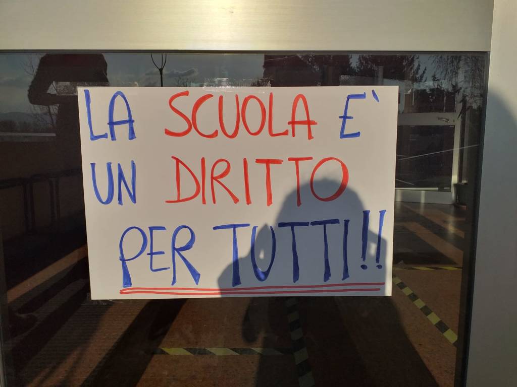 A Travedona Monate la protesta contro la didattica a distanza